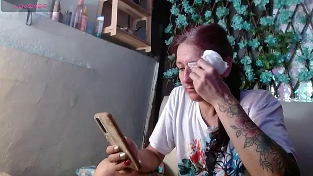 Snapshot of darling_hott chatting on July 3, 2026, 8:43 am darling hott online show from July 3, 2026, 8:43 am