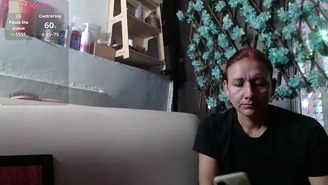 Snapshot of darling_hott chatting on February 5, 2026, 10:33 am darling hott online show from February 5, 2026, 10:33 am