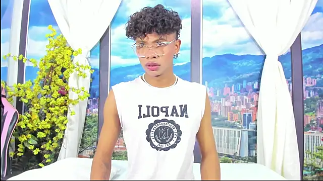 MilthonDelis online show from September 18, 2025, 4:26 am