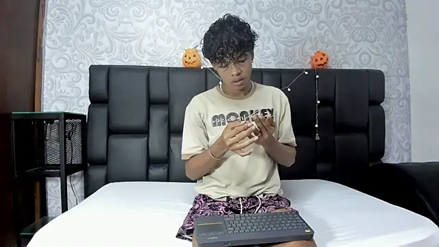 MilthonDelis online show from October 31, 2025, 11:33 pm