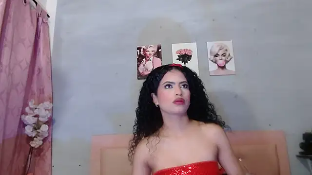 Snapshot of Adut_Akech chatting on December 17, 2025, 1:05 pm Adut Akech online show from December 17, 2025, 1:05 pm