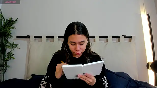 Snapshot of Rachell_criss chatting on April 29, 2026, 3:54 am Rachell criss online show from April 29, 2026, 3:54 am
