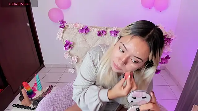 Nataliahenao69 online show from November 4, 2025, 3:05 pm