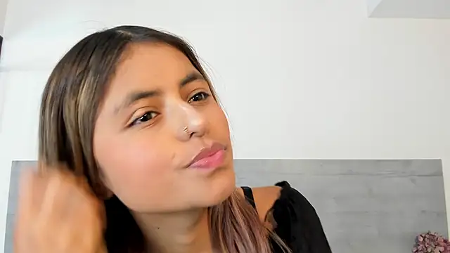 sunnyWhitee online show from March 9, 2026, 7:06 pm