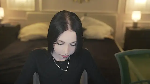 VivianSweet  online show from April 18, 2026, 10:39 am