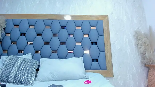 crystal sm online show from April 7, 2026, 3:08 am