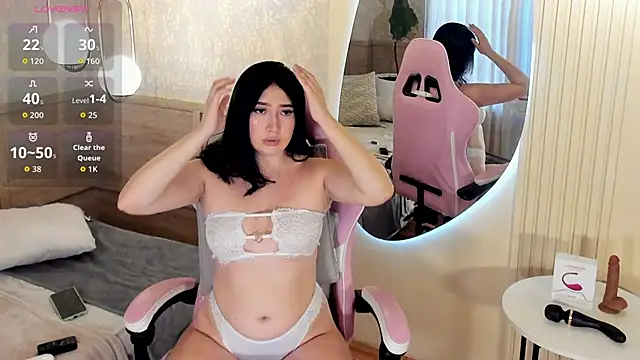 Skyyle  online show from October 7, 2025, 1:34 pm