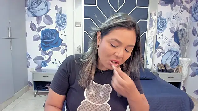 LatinaHoleQueen online show from November 10, 2025, 2:33 pm