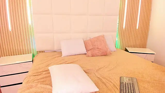 Elody rousse online show from October 31, 2025, 12:13 pm