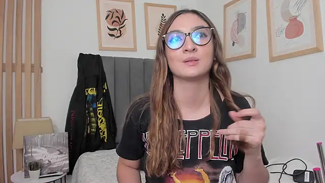 Alice Dickinssonn online show from December 14, 2025, 9:20 pm