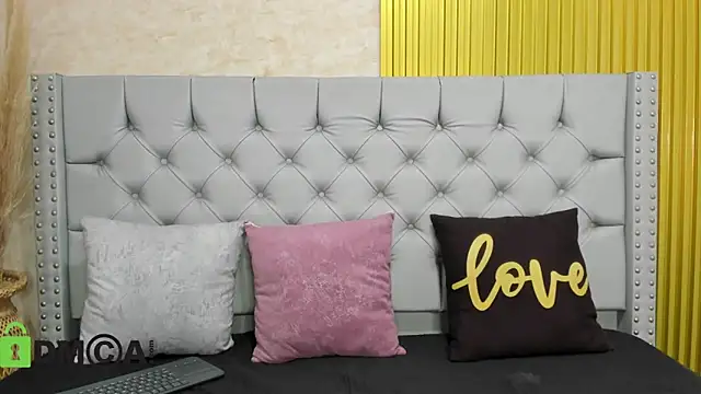 Skarlet 04 online show from December 18, 2025, 3:16 pm