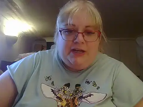 Kinkyhousewife83 online show from November 4, 2025, 8:12 pm