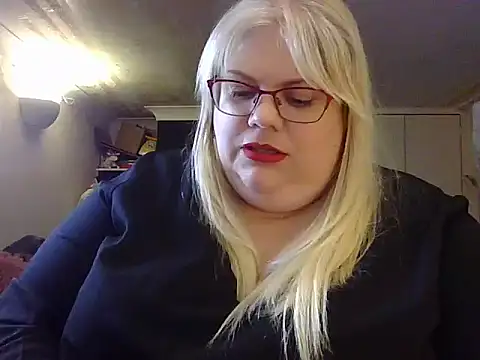 Kinkyhousewife83 online show from September 26, 2025, 4:14 pm