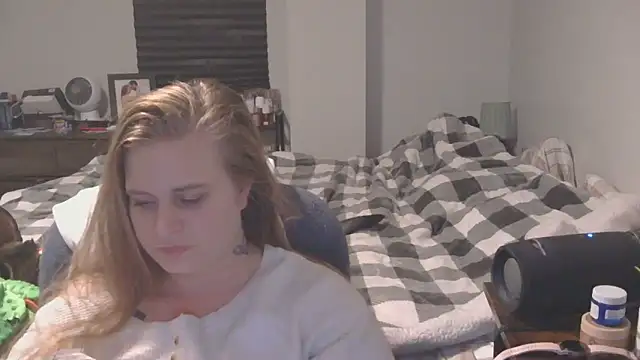 Sexyblonde12344 online show from December 3, 2025, 8:52 pm