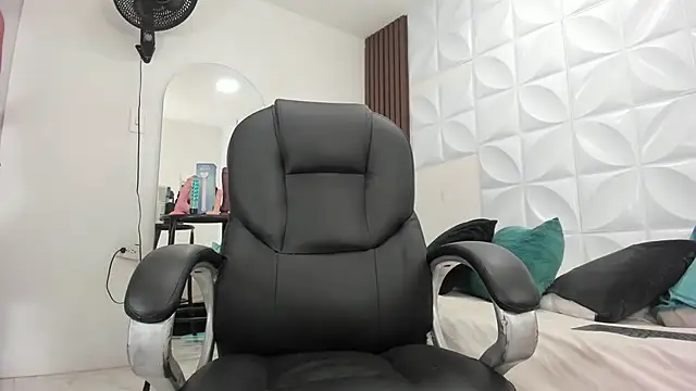 Ricky Owens1 online show from December 5, 2025, 9:23 pm