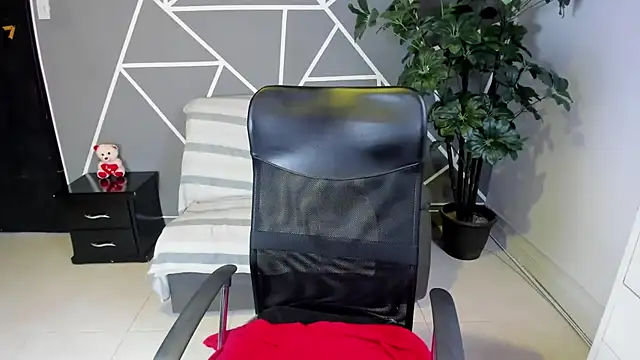 paula miler1 online show from February 18, 2026, 2:02 pm