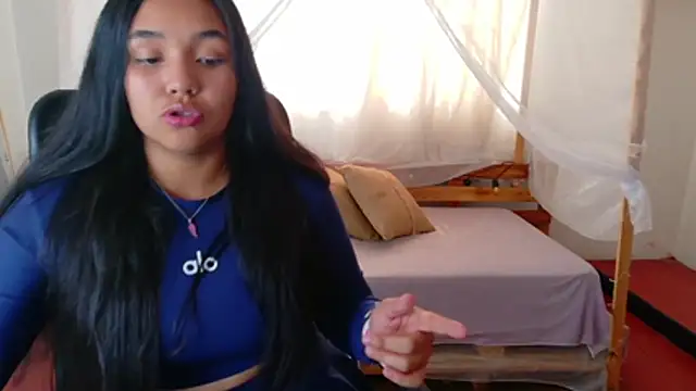 Snapshot of loreaniss chatting on February 21, 2026, 8:44 pm loreaniss online show from February 21, 2026, 8:44 pm