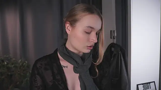 lisa schiele online show from November 16, 2025, 8:35 pm