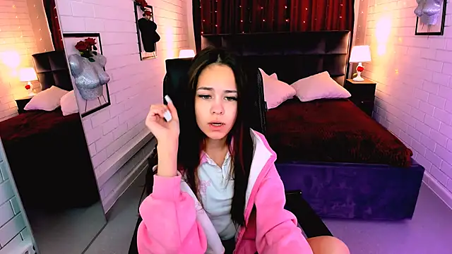 UliaNeer online show from October 4, 2025, 5:09 am