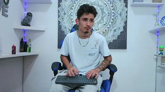 nextboywell1 online show from April 15, 2026, 4:18 am