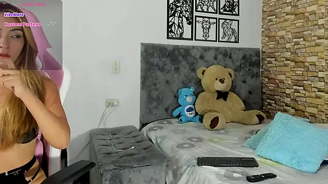 Snapshot of Luisa_Red chatting on November 18, 2025, 1:32 am Luisa Red online show from November 18, 2025, 1:32 am