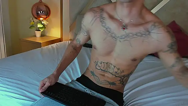 Snapshot of Enzo_Hunter chatting on May 18, 2026, 2:12 am Enzo Hunter online show from May 18, 2026, 2:12 am