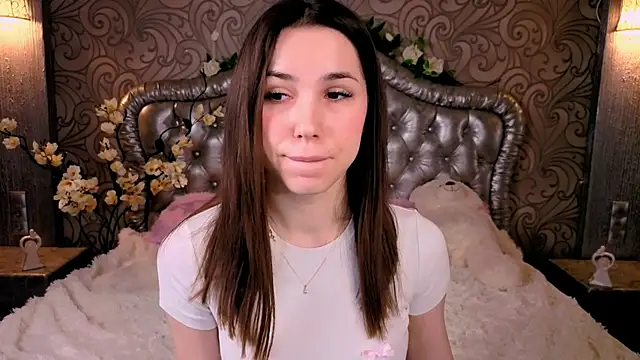 Snapshot of -CindyLou chatting on February 16, 2026, 5:39 am -CindyLou online show from February 16, 2026, 5:39 am