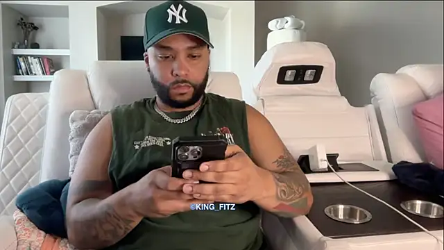 Snapshot of KING_FITZ chatting on July 8, 2026, 3:24 pm KING FITZ online show from July 8, 2026, 3:24 pm