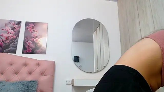 pinky f00x online show from February 13, 2026, 7:25 pm