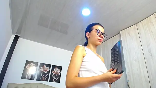 pinky f00x online show from March 3, 2026, 7:21 pm