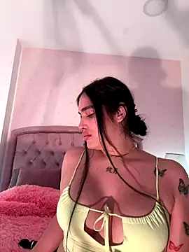 Snapshot of Bella__Wood chatting on September 20, 2025, 8:36 pm Bella  Wood online show from September 20, 2025, 8:36 pm