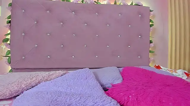 violet taylor  online show from May 22, 2026, 2:09 am