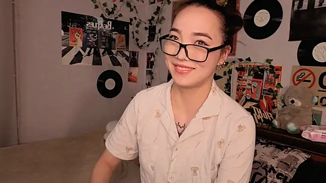 OdetteBiddy online show from November 30, 2025, 8:53 pm