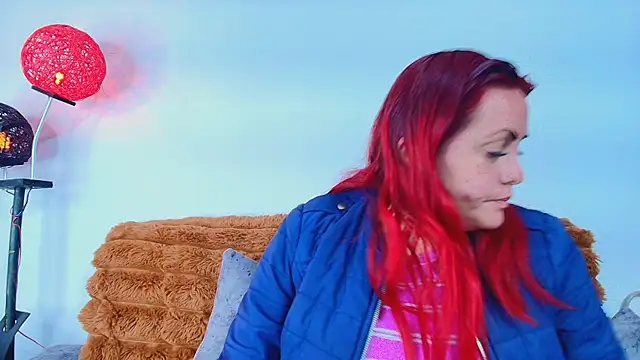 carolinhe  online show from November 15, 2025, 6:23 pm