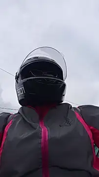 carolinhe  online show from November 6, 2025, 6:34 pm