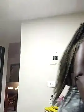 MONIQUE-LAMOUR online show from May 8, 2026, 10:35 pm