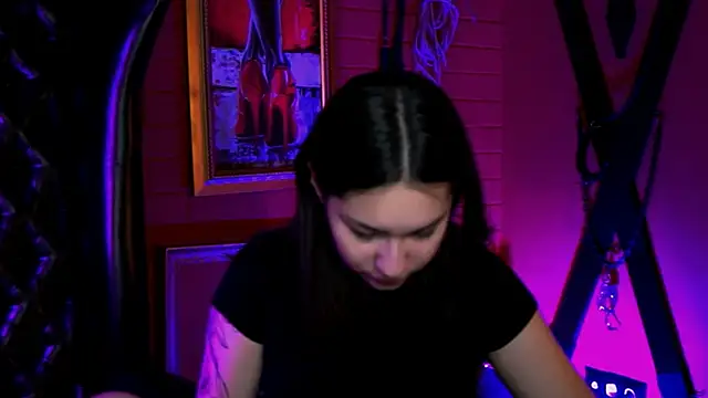 KimClarks  online show from December 4, 2025, 9:30 am