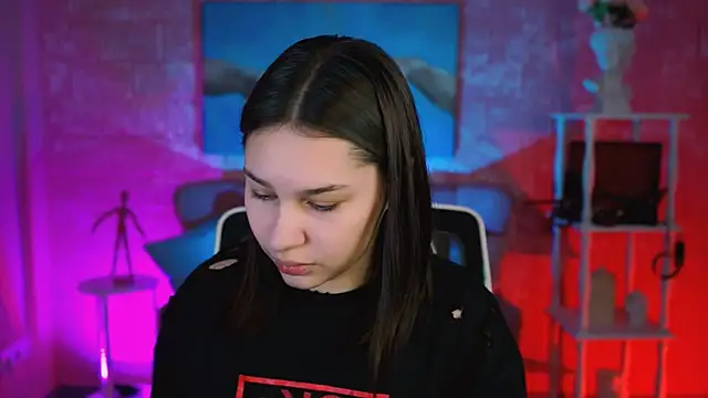 KimClarks  online show from November 21, 2025, 1:21 pm