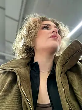 KellyKeler online show from December 18, 2025, 1:37 pm