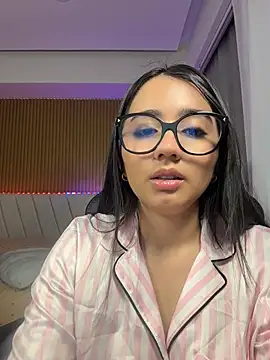 Snapshot of Michelle_Zoe chatting on May 16, 2026, 1:37 am Michelle Zoe online show from May 16, 2026, 1:37 am