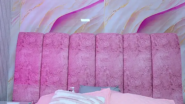 emmacurvy online show from April 15, 2026, 3:23 am