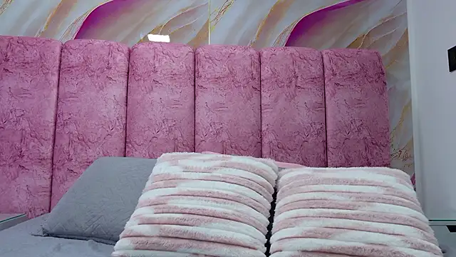 emmacurvy online show from March 19, 2026, 3:06 am