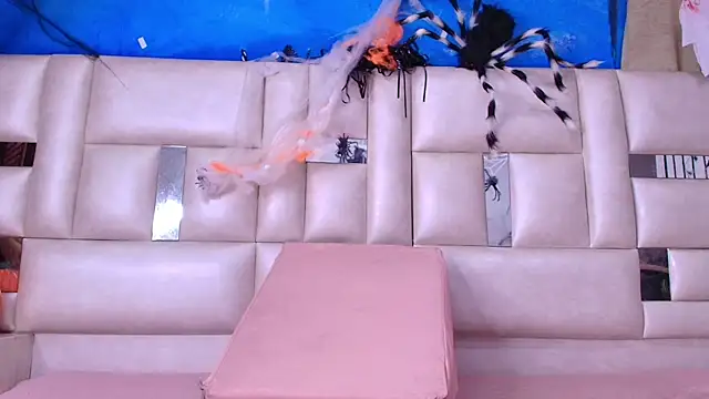 emmacurvy online show from October 30, 2025, 3:05 am