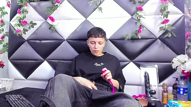 Megan Thompson  online show from October 4, 2025, 2:24 am