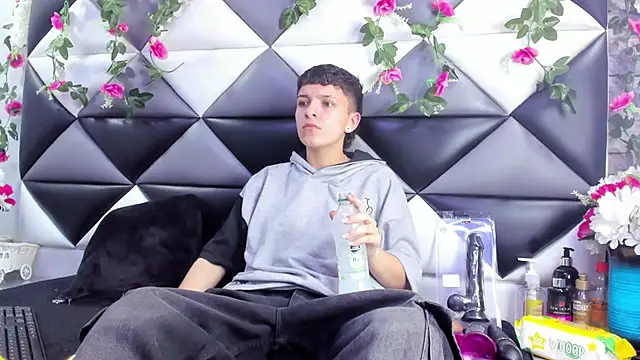 Megan Thompson  online show from November 27, 2025, 2:01 am