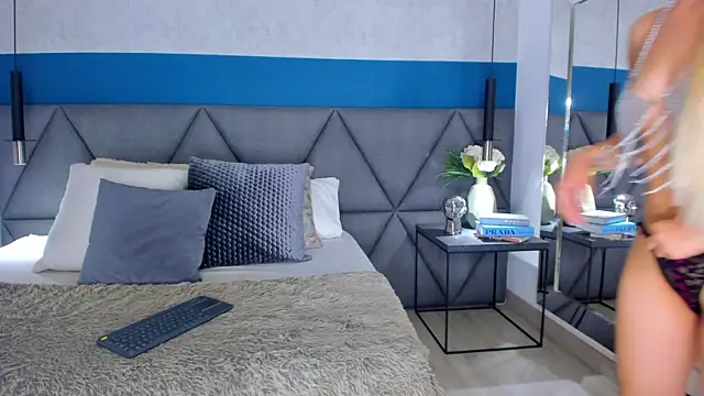 Mia Roswell online show from September 24, 2025, 1:35 am