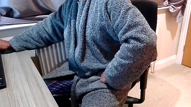 Snapshot of rogamuffin chatting on January 6, 2026, 10:36 pm rogamuffin online show from January 6, 2026, 10:36 pm