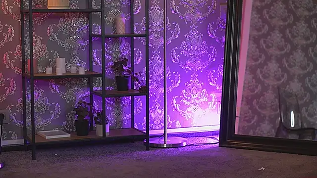 AlmaVelia online show from September 14, 2025, 6:52 pm