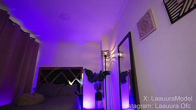 laauuraa1 online show from October 17, 2025, 4:42 pm