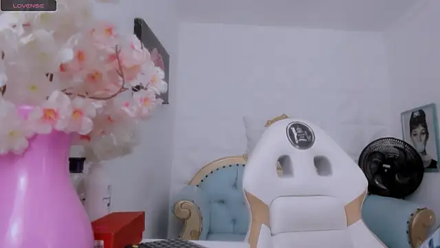 eimy skinny  online show from October 26, 2025, 6:41 pm